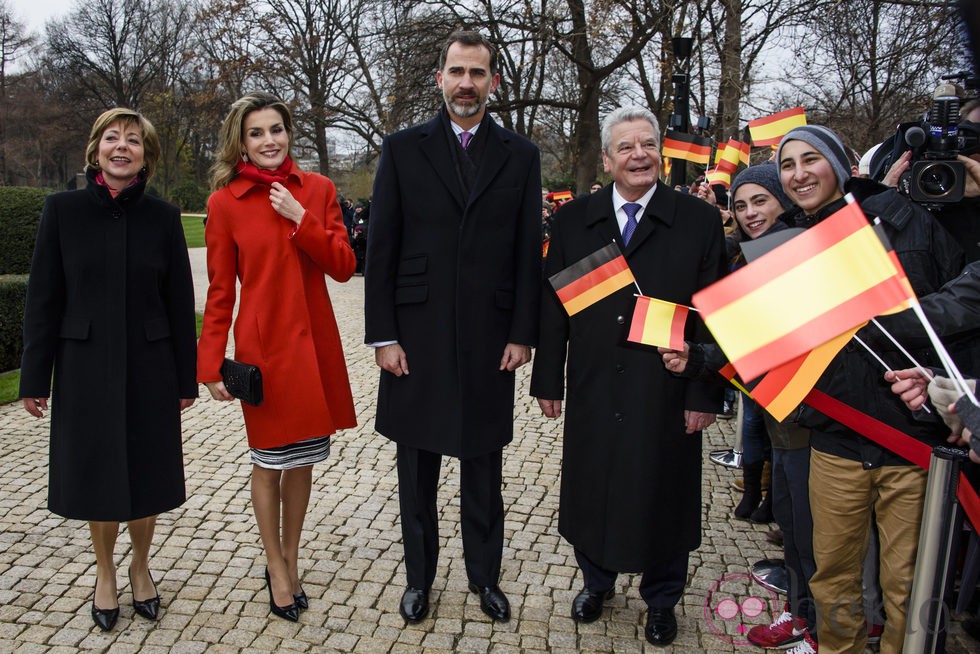 Los Reyes Felipe y Letizia con el presidente de Alemania y su esposa en su primer viaje a Berlín como Reyes