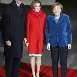 Los Reyes Felipe y Letizia con Angela Merkel en su primer viaje oficial a Alemania como Reyes