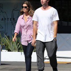 Patrick Schwarzenegger y su madre Maria Shriver en Los Ángeles