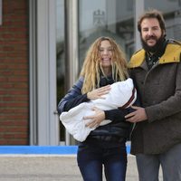 Borja Thyssen y Blanca Cuesta presentan ante los medios a su hija Kala