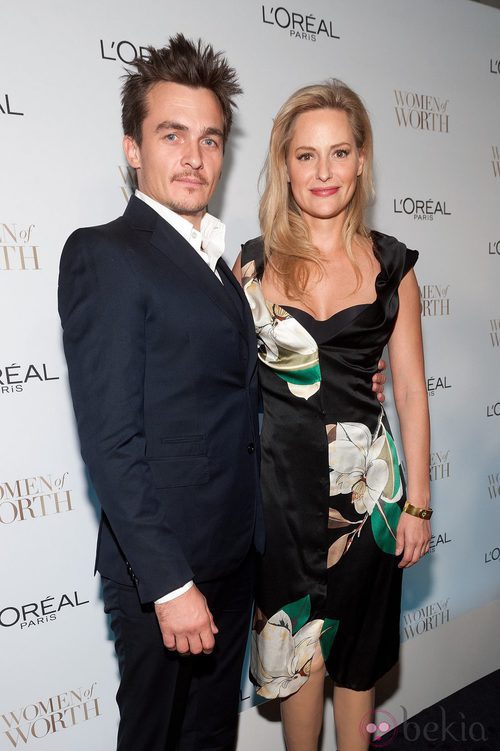 Rupert Friend y Aimee Mullins recién comprometidos