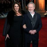 Giannina Facio y Ridley Scott en el estreno mundial de 'Exodus' celebrado en Londres