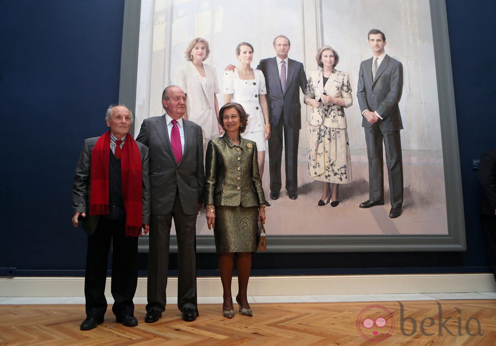 Los Reyes Juan Carlos y Sofía con Antonio López en la inauguración del cuadro 'La Familia de Juan Carlos I'