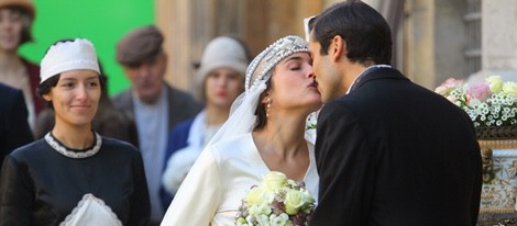 Adriana Ugarte y Álex García se dan un beso tras casarse en 'Habitaciones cerradas'