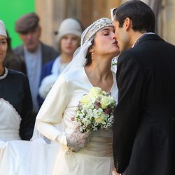 Adriana Ugarte y Álex García se dan un beso tras casarse en 'Habitaciones cerradas'