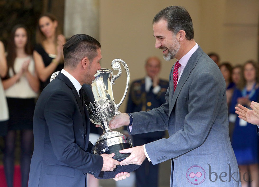 El Rey Felipe VI galardona al Cholo Simeone en los Premios Nacionales del Deporte 2013