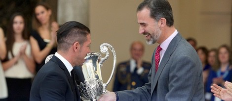 El Rey Felipe VI galardona al Cholo Simeone en los Premios Nacionales del Deporte 2013