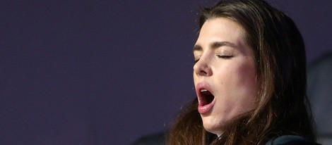 Carlota Casiraghi bostezando en el concurso de saltos de París