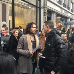 Russell Brand protagoniza una manifestación a las puertas de una Apple Store en Londres