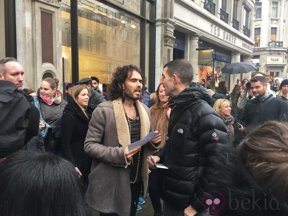Russell Brand protagoniza una manifestación a las puertas de una Apple Store en Londres