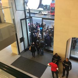 Russell Brand genera expectación durante su manifestación a las puertas de una Apple Store en Londres