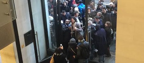 Russell Brand genera expectación durante su manifestación a las puertas de una Apple Store en Londres