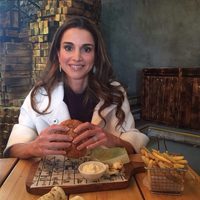La Reina Rania de Jordania compartió una imagen en Instagram comiéndose una hamburguesa
