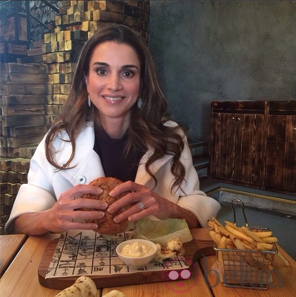La Reina Rania de Jordania compartió una imagen en Instagram comiéndose una hamburguesa