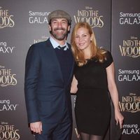 Jon Hamm y Jennifer Westfeldt en el estreno de 'Into the Woods' celebrado en Nueva York