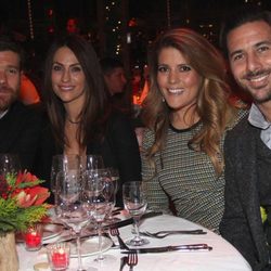 Xabi Alonso, Nagore Aranburu, Claudio Pizarro y Karla en la fiesta de Navidad del Bayern de Munich