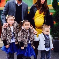 Pepe Reina y Yolanda Ruiz con sus hijos Alma, Grecia y Luca en la fiesta de Navidad del Bayern