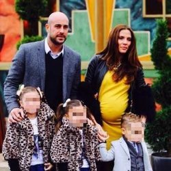 Pepe Reina y Yolanda Ruiz con sus hijos Alma, Grecia y Luca en la fiesta de Navidad del Bayern