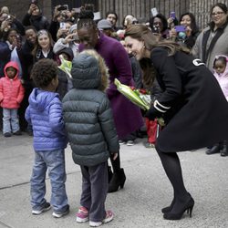 Kate Middleton saluda a unos niños en su visita oficial a Nueva York