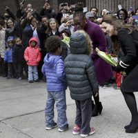 Kate Middleton saluda a unos niños en su visita oficial a Nueva York