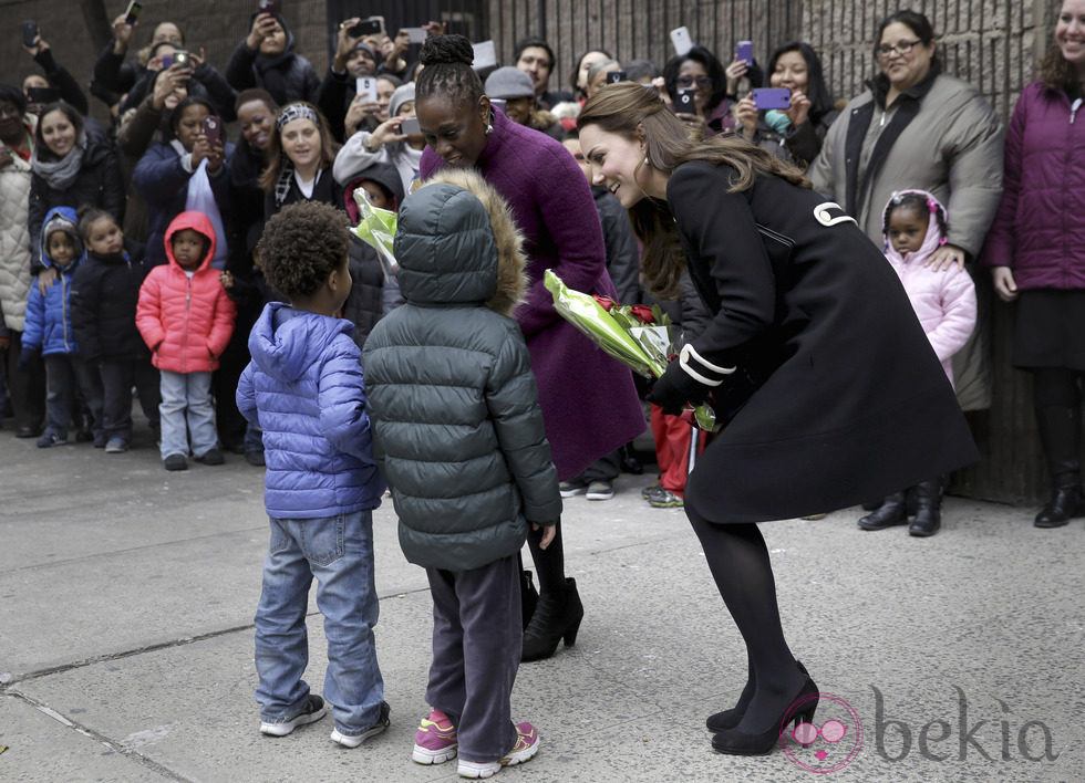 Kate Middleton saluda a unos niños en su visita oficial a Nueva York
