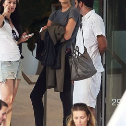 La modelo Toni Garrn con una amiga en Miami