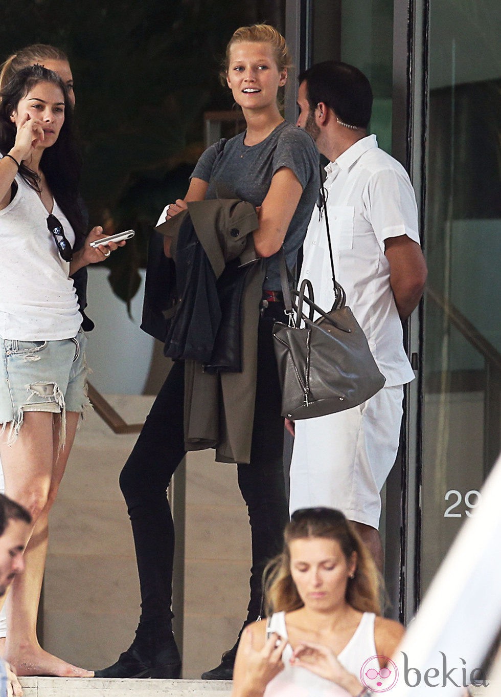 La modelo Toni Garrn con una amiga en Miami