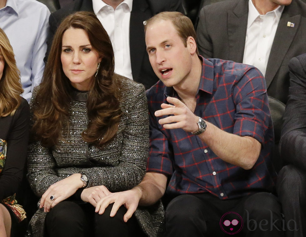 El Príncipe Guillermo y Kate Middleton en un partido de la NBA en Nueva York