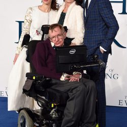Stephen Hawking, Jane Wilde, Eddie Redmayne y Felicity Jones en el estreno de 'La Teoría del Todo'