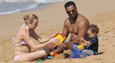 Alfonso Ribeiro y Angela Unkrich con su hija en las playas de Hawaii
