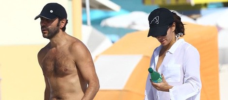 Eva Longoria y José Antonio Bastón pasean su amor en las playas de Miami