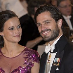 Sofia Hellqvist mira embelesada a Carlos Felipe de Suecia en los Nobel 2014