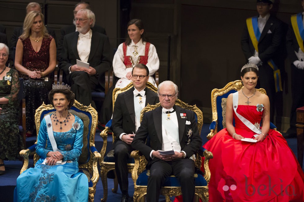 Los Reyes de Suecia y los Príncipes Victoria y Daniel en los Nobel 2014