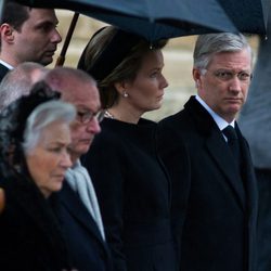 Los Reyes Felipe y Matilde y los Reyes Alberto y Paola de Bélgica en el funeral de la Reina Fabiola