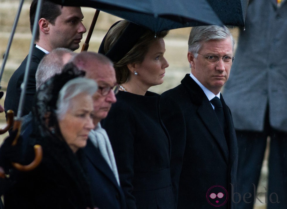 Los Reyes Felipe y Matilde y los Reyes Alberto y Paola de Bélgica en el funeral de la Reina Fabiola