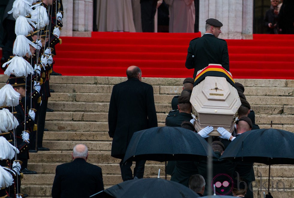El féretro de la Reina Fabiola de Bélgica entra en la Catedral de Bruselas