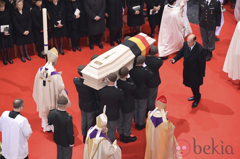 El féretro de la Reina Fabiola de Bélgica en su funeral