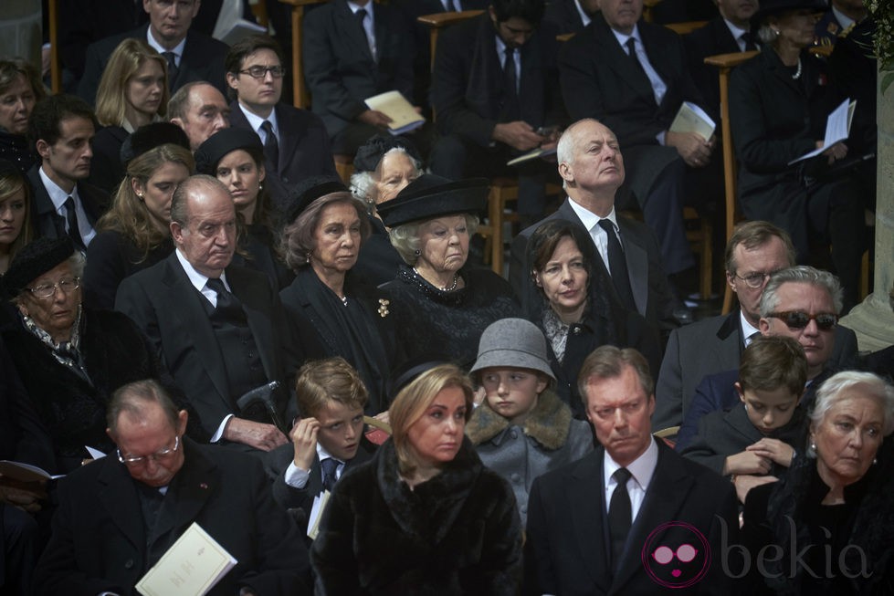 Los Grandes Duques de Luxemburgo, los Reyes Juan Carlos y Sofía y Beatriz de Holanda en el funeral de Fabiola de Bélgica