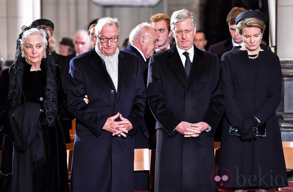 Los Reyes Alberto y Paola y los Reyes Felipe de Matilde de Bélgica en el funeral de la Reina Fabiola