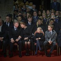 Los Reyes de Bélgica y sus cuatro hijos en el funeral de la Reina Fabiola