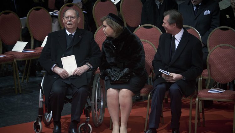 El Gran Duque Juan y los Grandes Duques de Luxemburgo en el funeral de Fabiola de Bélgica
