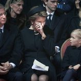 Matilde de Bélgica llorando en el funeral junto al Rey Felipe y la Princesa Leonor en el funeral de la Reina Fabiola