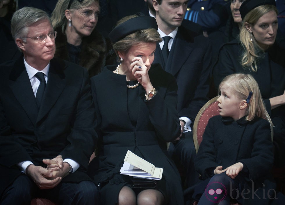 Matilde de Bélgica llorando en el funeral junto al Rey Felipe y la Princesa Leonor en el funeral de la Reina Fabiola