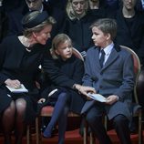 Matilde de Bélgica con sus hijos Leonor y Gabriel en el funeral de la Reina Fabiola