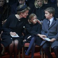 Matilde de Bélgica con sus hijos Leonor y Gabriel en el funeral de la Reina Fabiola