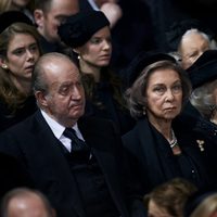 Los Reyes Juan Carlos y Sofía y Beatriz de Holanda en el funeral de Fabiola de Bélgica