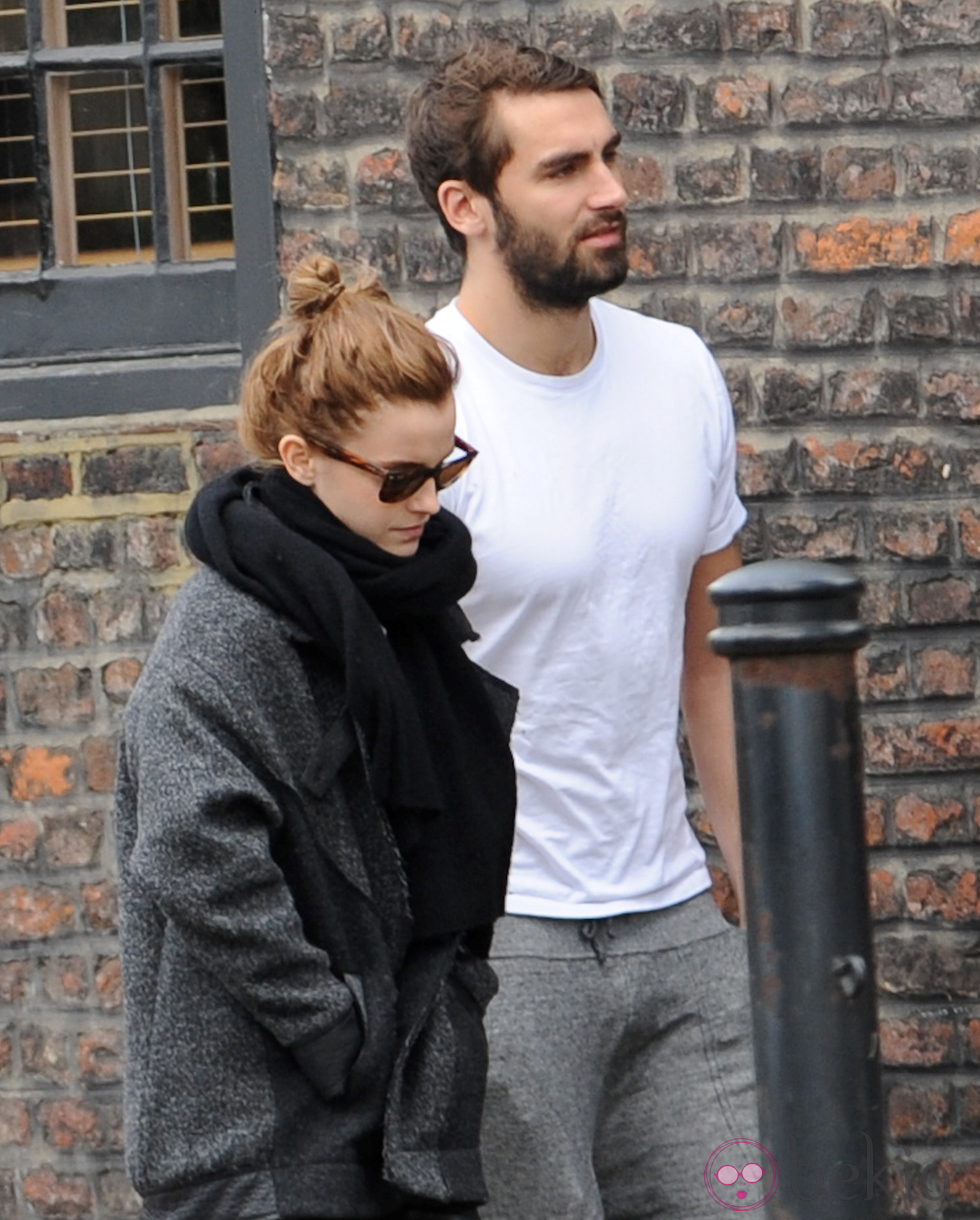 Emma Watson y su novio Matthew Janney pasean por Londres