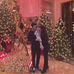 Cesc Fàbregas y Daniella Semaan con su hija Lia en un ambiente muy navideño