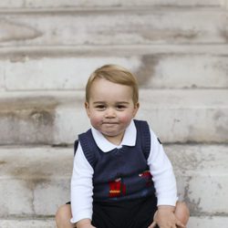 El Príncipe Jorge felicita la Navidad con sonrisa pícara