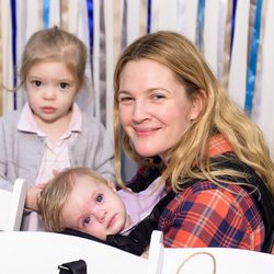 Drew Barrymore con sus hijas en el evento 'Baby2Baby' de Jessica Alba